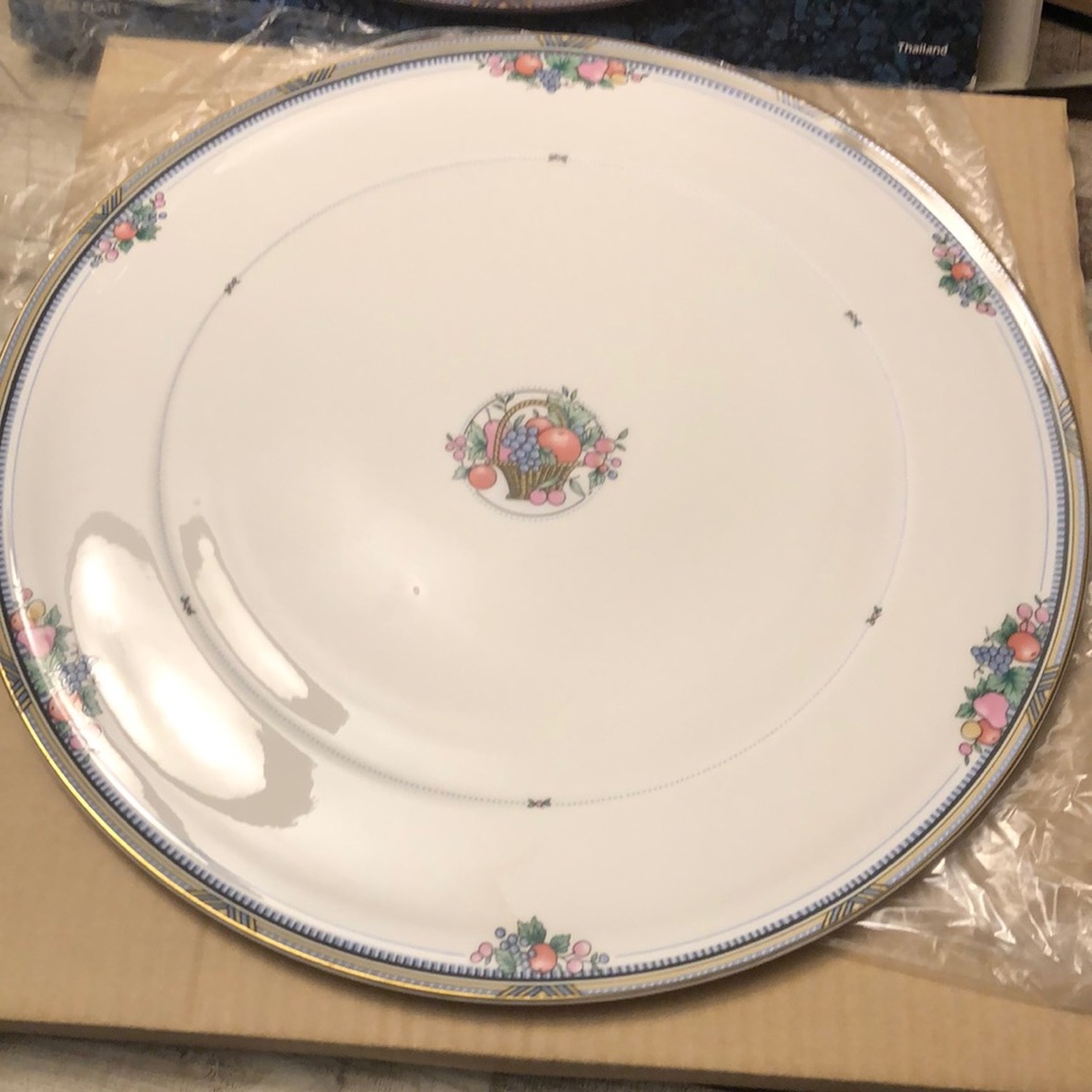 Christopher Stuart New in Bone China cake/Cheese plate large